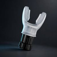 Unidad blanca del entrenador respiratorio AeroFlex vista de tres cuartos, con la boquilla de silicona texturizada y la base negra regulable