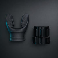 Entrenador respiratorio AeroFlex desmontado en dos piezas: boquilla de silicona y base con el dial de resistencia